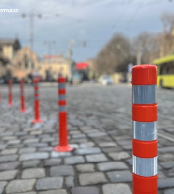 Во Львове решили бороться с недобросовестной парковкой автомобилей с помощью делинеаторов