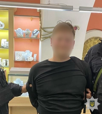 У Львові затримано злодія, який серед білого дня обікрав ювелірну крамницю