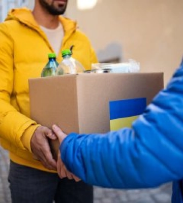 Двічі на тиждень благодійники видають гуманітарну допомогу переселенцям у Хмельницькому