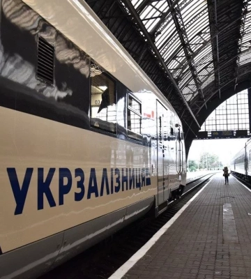 Провідник поїзда через забобон відмовлявся пустити пасажирок у вагон