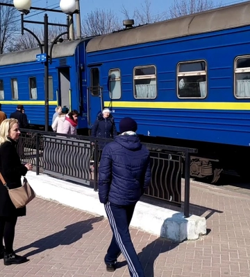 Провідник поїзда через забобон відмовлявся пустити пасажирок у вагон