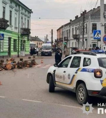 На Самбірщині перевернувся причіп з дровами: загинув неповнолітній