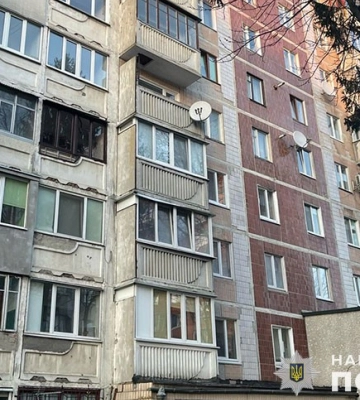 У Тернополі з вікна багатоповерхівки випала жінка