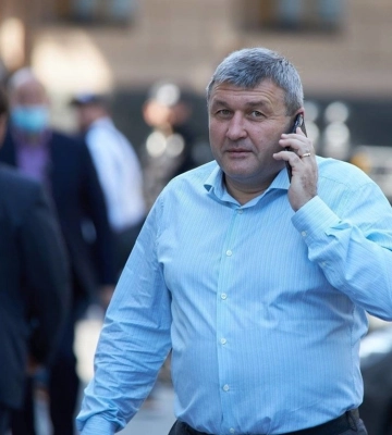 «Слуга Народу» з Рівненщини їздить на елітному авто, яке придбали завдяки бджолам «Слуга Народу» з Рівненщини їздить на елітному авто, яке придбали завдяки бджолам