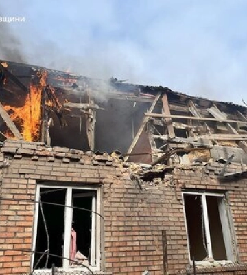 Росіяни вдарили по Нікополю, зайнявся житловий будинок. Постраждала жінка. ФОТОрепортаж