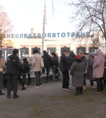 Рівняни відстоюють сквер, де вирішили зробити стоянку для дизельних маршруток