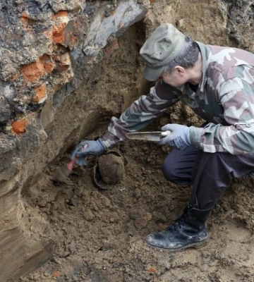Тут відпочивали люди, вигулювали собак. У Львові знайшли скинуті і закопані в землю надгробки