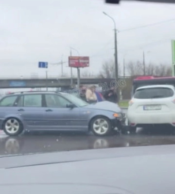 У Луцьку на Карпенка-Карого зіткнулися БМВ і «рено». Відео