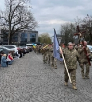 Свалява навколішки провела в останню дорогу загиблого захисника Віктора Поповича