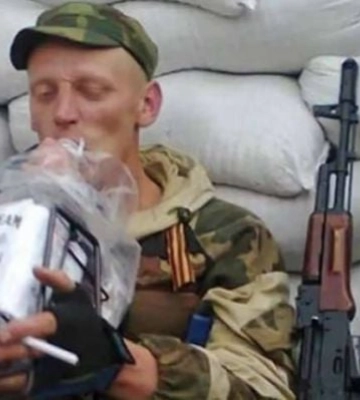 В оккупированном Мелитополе пьяные "освободители" кошмарили продавца в продуктовом магазине