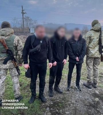 На Закарпатті прикордонники затримали 11 чоловік: двох з них рятували з води