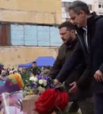 «Усі отримають компенсації»: Зеленський побував на місці російського удару в Одесі, що забрав життя 12 людей