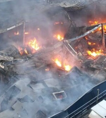 Росіяни вдарили з артилерії по ТЦ у Нікополі, загалом за добу район атакували чотири рази. ФОТОрепортаж