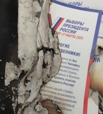Жителі Генічеська спалюють запрошення окупантів на фейкові «вибори президента РФ»