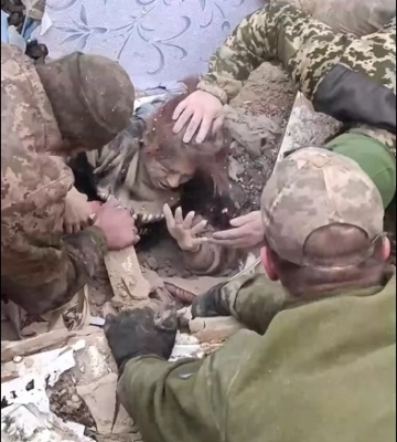Женщину и детей из-под завалов спасли бойцы в Боровой на Харьковщине (видео)