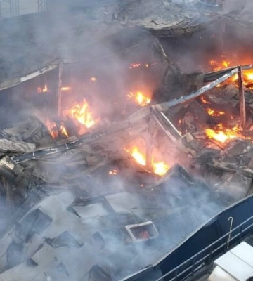 Россияне ударили по ТЦ в Никополе, пожар охватил 4 тысячи квадратных метров