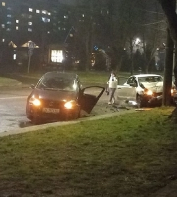 Авто влетіло в електроопору: у Луцьку на проспекті Молоді – ДТП (відео)