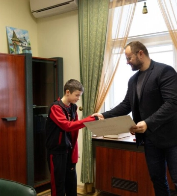 35 хвилин висів на турніку: мер Луцька нагородив 13-річного рекордсмена України