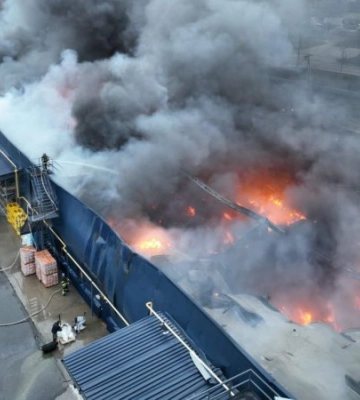 Через російський обстріл у Нікополі виникла масштабна пожежа