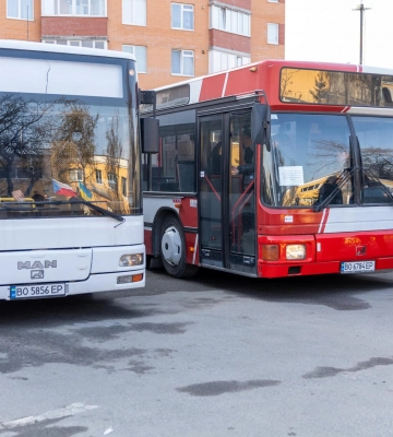 Вісім громад Тернопільщини отримали шкільні автобуси від уряду Чехії