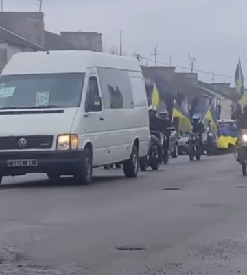 Зустрічали великою колоною: на Волинь «на щиті» привезли тіло командира Сергія Янчука. Відео