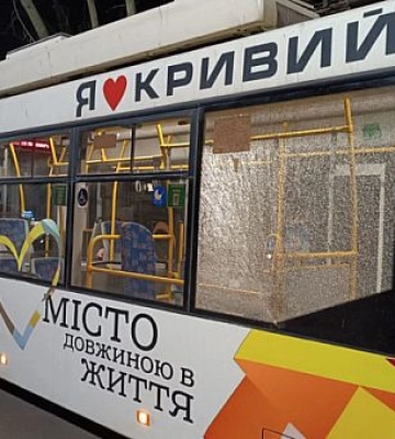 В Кривом Роге неизвестные разбили стекло в троллейбусе