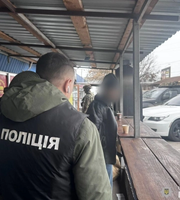 Вимагав 5 тисяч доларів США неіснуючого боргу - миколаївські поліцейські затримали рекетира