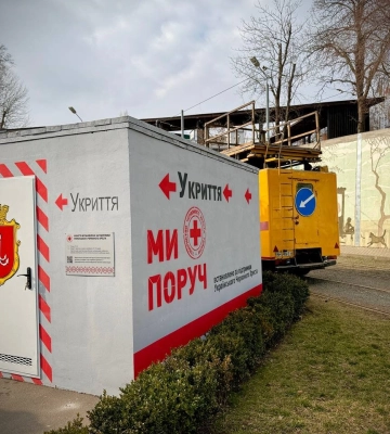 В Одесі встановили перше мобільне укриття біля зупинки трамвая