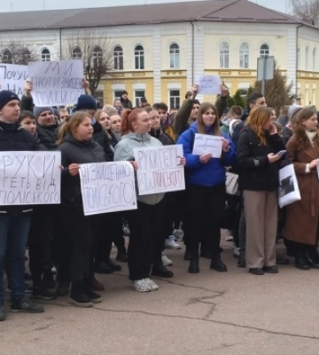 В Житомирі студенти Поліського університету вийшли протестувати під облдержадміністрацію проти реорганізації свого вишу
