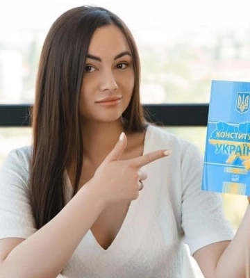 Душила ременем на парковці: Харківський депутат від “Слуги народу” влаштувала бійку із помічником нардепа Куницького