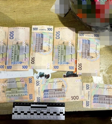 Продавала цигарки без акцизу: жителька Рівненщини намагалася дати хабаря поліцейським
