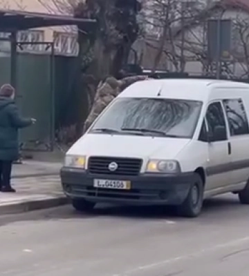 «Допоможіть». У Львові люди у військовій формі запакували в бус перехожого (відео)