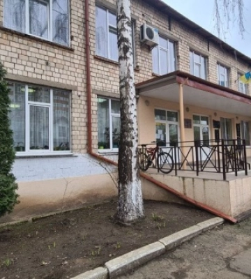 Ймовірно погрожувала дітям: батьки учнів гімназії №5 у Чернівцях звернулись до правоохоронців щодо дій поліцейської