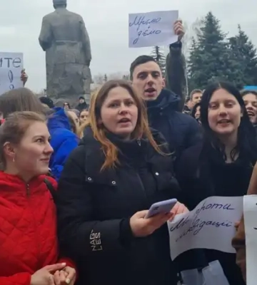 В Житомирі студенти Поліського університету вийшли протестувати під облдержадміністрацію проти реорганізації свого вишу