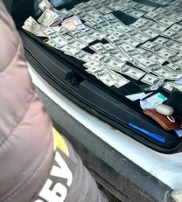 На Рівненщині викрито на хабарі 10,5 тис дол. працівника ВЛК та його посередника. ФОТОрепортаж