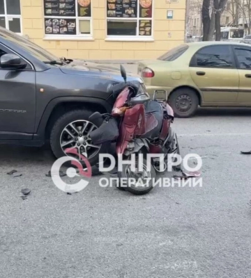 В Днепре курьера «Glovo» зажало между двумя автомобилями в результате ДТП
