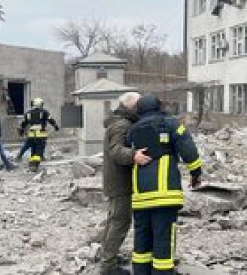 Россия ударила ракетой по центру Сум. Повреждена школа, больница, ранен человек – фото