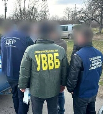 Затримано прикордонника, який за 3 тис. дол. переправляв чоловіків в Молдову, - ДБР. ФОТО