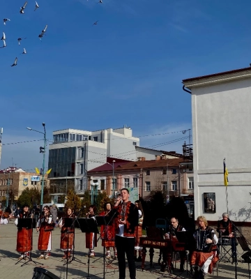 У Надвірній відбувся благодійний захід на підтримку воїнів ЗСУ: фоторепортаж