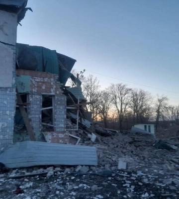 Окупанти вдарили авіабомбою по Харківщині: загинула шестирічна дівчинка та її дідусь