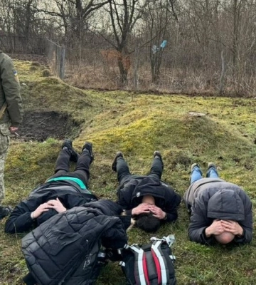 На Буковині за 300 метрів від кордону затримали чоловіків, які хотіли перейти до Румунії за 8 тисяч євро