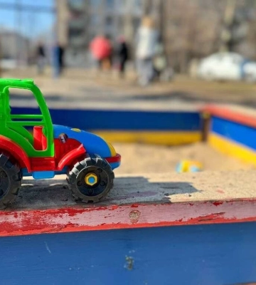 У Дніпрі оновлюють аварійні дитячі майданчики: які плани на цей рік