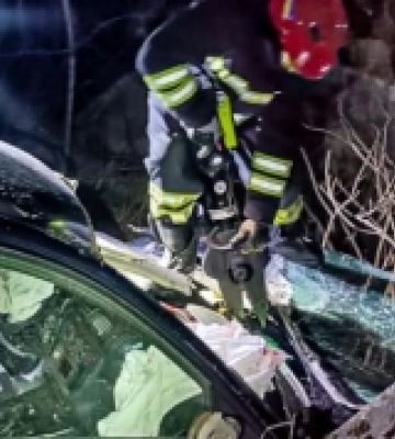 На Волині легковик злетів у кювет, 5 людей затиснуло в авто