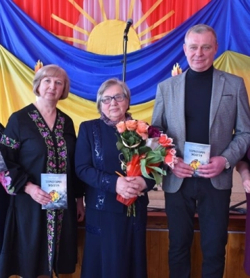 Волинська письменниця презентувала збірку віршів, щоб допомогти ЗСУ