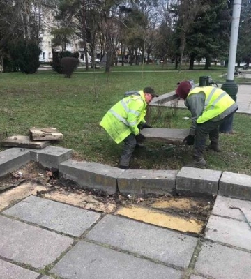 На Бульварі Незалежності в Рівному комунальники провели ремонтні роботи (ФОТО)