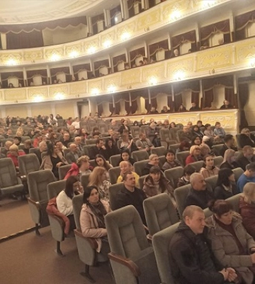 «Весняний подарунок» зробили городянам миколаївські діячі культури та мистецтва разом із військовими музикантами (ФОТО)
