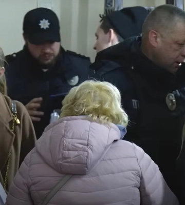 &quot;Лякала інтернатом та ТЦК&quot;: в гімназії Чернівців поліцейська погрожувала школярам