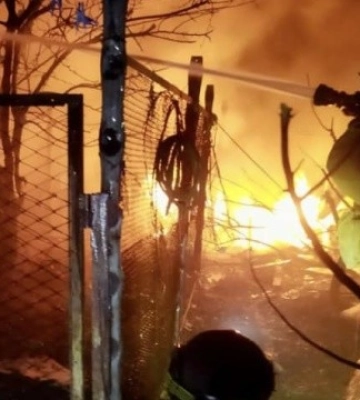 Пошкоджені 15 будинків, три адмінбудівлі, поранена жінка. Вночі армія РФ масовано обстріляла Білозерку на Херсонщині