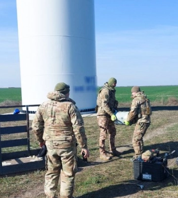 На Миколаївщині уламок &quot;шахеда&quot; застряг у гвинті вітряка на висоті 55 метрів