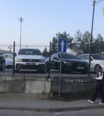 Підприємство захопило ділянку у Львові на 30 соток, аби продавати там вживані авто